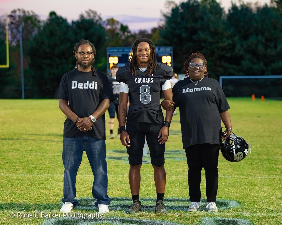 Bryantmaleek8's tweet photo. 110% committed!! 💙🖤🤍#AGTG @barton_fb @Coach_JVinson @hester_chip @FBCoachMariani @Coach_CainOL @_dlmerritt @coachbradbaker https://t.co/PaBCcgp0GZ