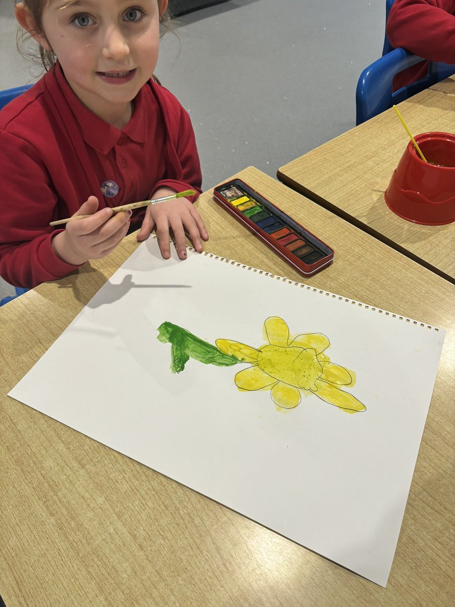 miss_V_Jones1's tweet photo. Dydd Gwyl Dewi Hapus from #CEPY1 a fantastic day taking part in our Eisteddfod, tasting Welsh cakes and painting daffodils 🌼🏴󠁧󠁢󠁷󠁬󠁳󠁿 @TheFederation1 https://t.co/J1iV9HpObO