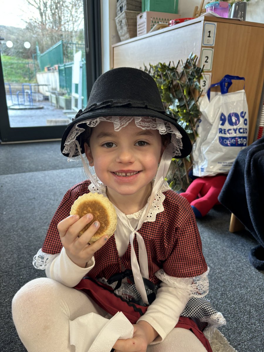 miss_V_Jones1's tweet photo. Dydd Gwyl Dewi Hapus from #CEPY1 a fantastic day taking part in our Eisteddfod, tasting Welsh cakes and painting daffodils 🌼🏴󠁧󠁢󠁷󠁬󠁳󠁿 @TheFederation1 https://t.co/J1iV9HpObO