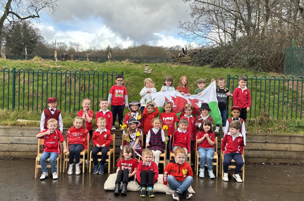 miss_V_Jones1's tweet photo. Dydd Gwyl Dewi Hapus from #CEPY1 a fantastic day taking part in our Eisteddfod, tasting Welsh cakes and painting daffodils 🌼🏴󠁧󠁢󠁷󠁬󠁳󠁿 @TheFederation1 https://t.co/J1iV9HpObO