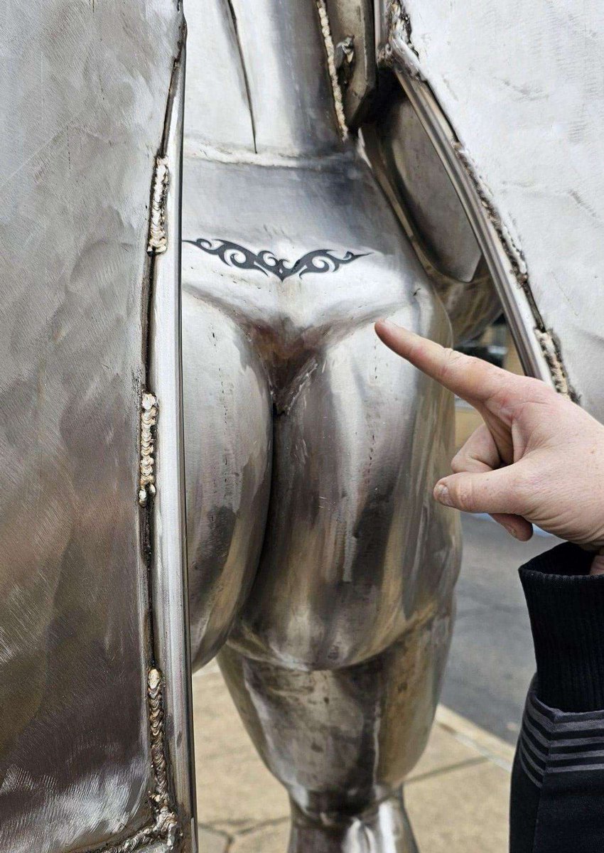 kody_not_cody's tweet image. WHO GAVE MOTHMAN A TRAMP STAMP???