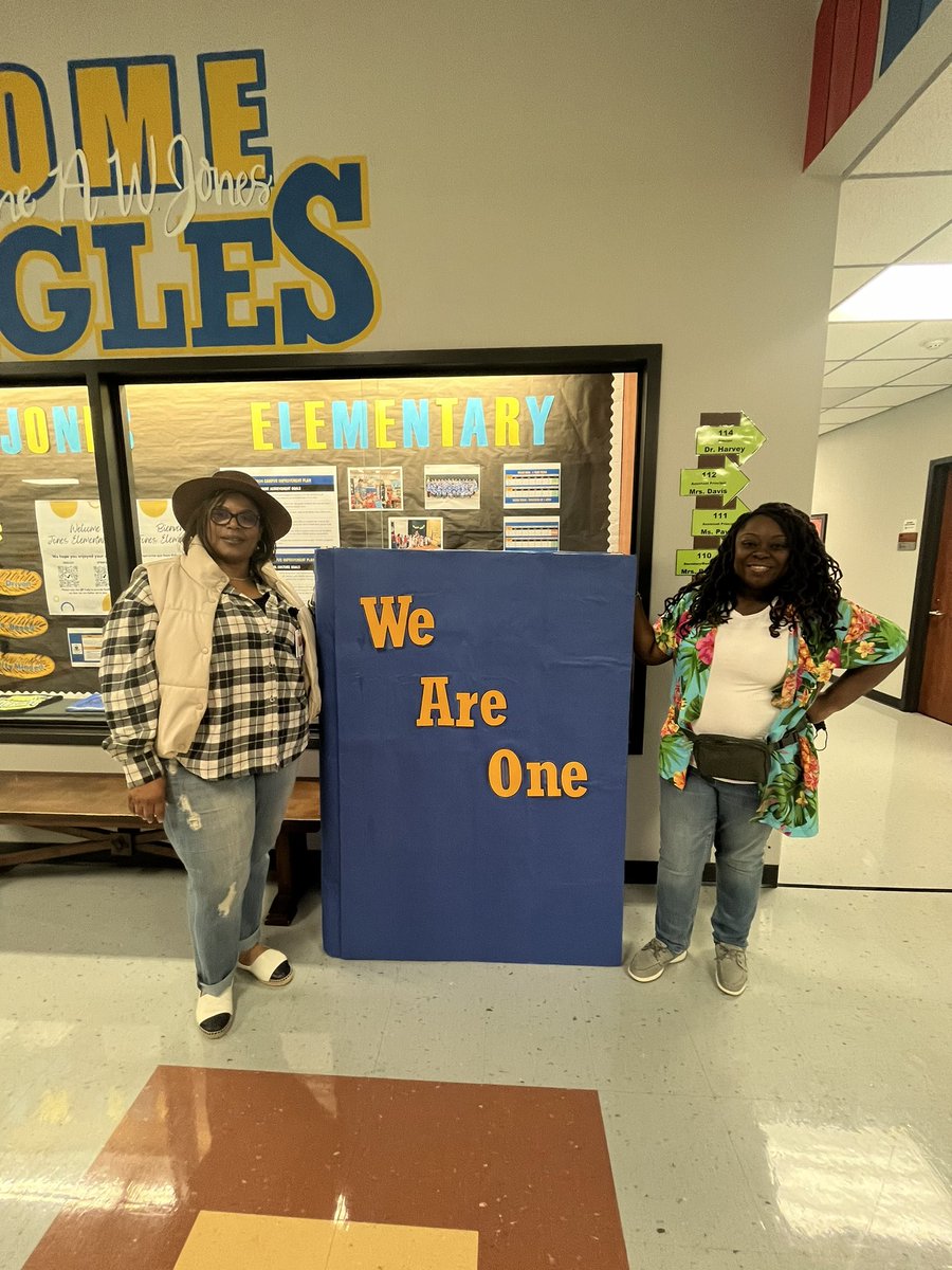 JESLibrary23's tweet image. Celebrating Read Across America with the theme Books Can Take You Anywhere #tackytourists #ReadAcrossAmerica @JonesES_AISD @aldinelibraries