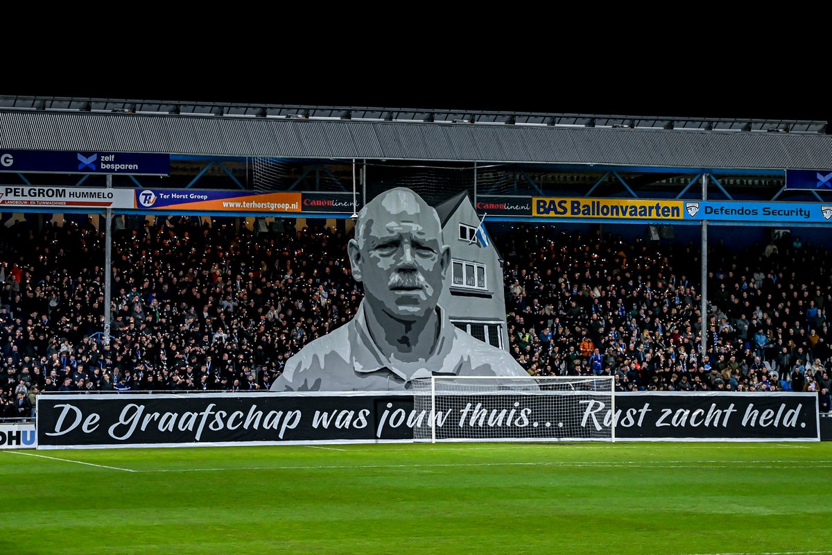 DeGraafschap's tweet photo. ๐ฃ๐ฟ๐ฎ๐ฐ๐ต๐๐ถ๐ด ๐ฒ๐ฒ๐ฟ๐ฏ๐ฒ๐๐ผ๐ผ๐ป ๐ถ๐ป '๐๐ถ๐ท๐ป' ๐ต๐๐ถ๐ ๐๏ธ
Net voor de wedstrijd werd er een indrukwekkende minuut stilte gehouden voor clubicoon Theo Vergeer, die deze week op 69-jarige leeftijd overleed ๐
Veur altied Superboer, rust zacht Theo! ๐๐ค
#GRAtop ๐ตโช https://t.co/BmRYQSthJg