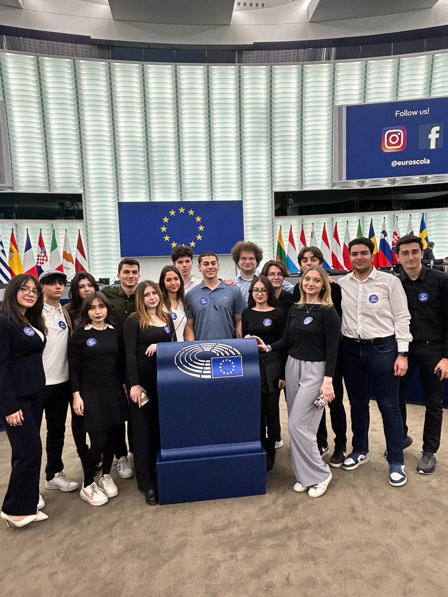 Fransa'nın Strasbourg Parlamentosunda düzenlenen AB ve aday toplam  29 ülkeden 32 lisenin katıldığı EUROSCOLA etkinliğinde okulumuzu 24 İELMUN kulüp öğrencimiz temsil etti. Konferanstaki en aktif ekip olan öğrencilerimizi başarılarından dolayı tebrik ediyoruz. 💛🖤