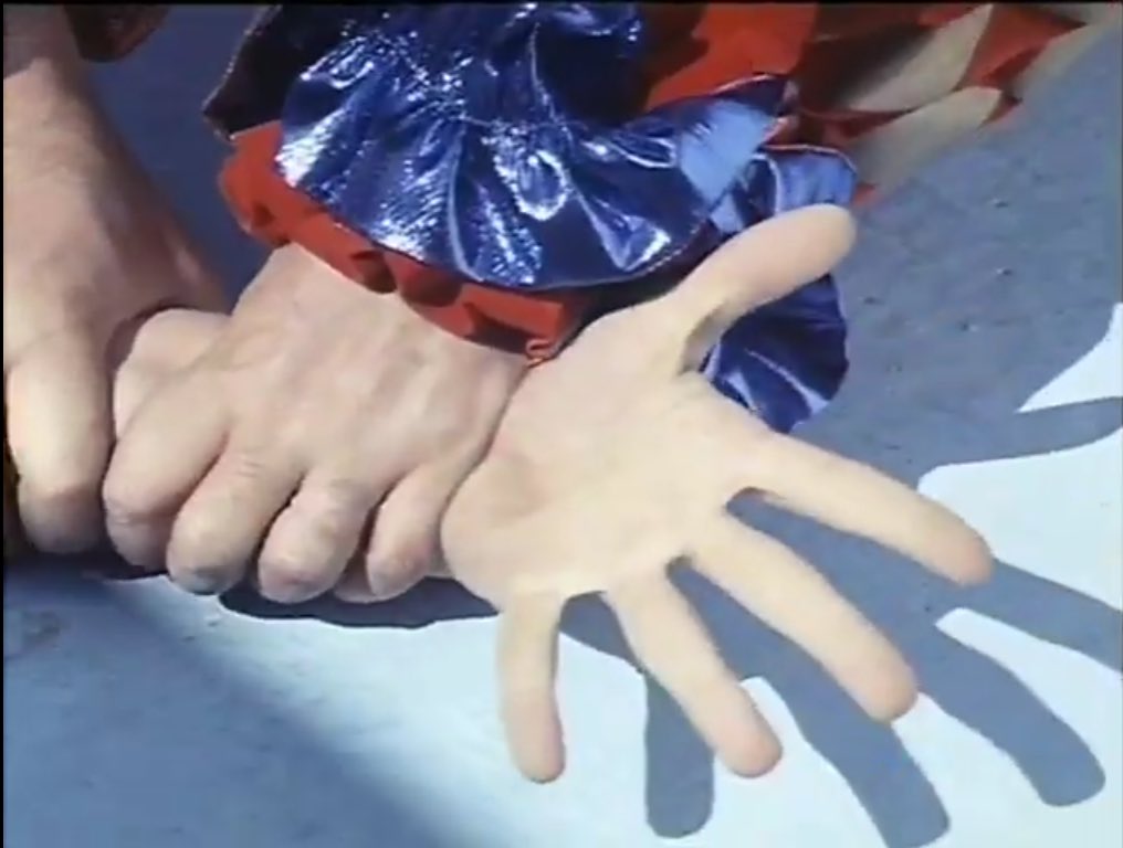 torsodapop's tweet photo. Hands in SCHOOL OF FEAR (1989) aka Il Gioko • dir Lamberto Bava • DoP Gianfranco Transunto • M: Simon Boswell • PD Katia Dottori • S: Dardano Sacchetti, Roberto Gandus, Giorgio Stegani • 🤲
#LambertoBava #altatensione #hands #cinematography #madefortvhorror https://t.co/xBq9gApqJR