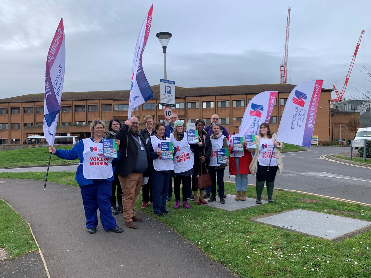 Nursing staff in Somerset are demanding that an NHS trust issues more permits so that they can park nearer to their place of work. Staff at Musgrove Park Hospital have collected more than 2,000 signatures calling for more spaces to be created... itv.com/news/westcount…