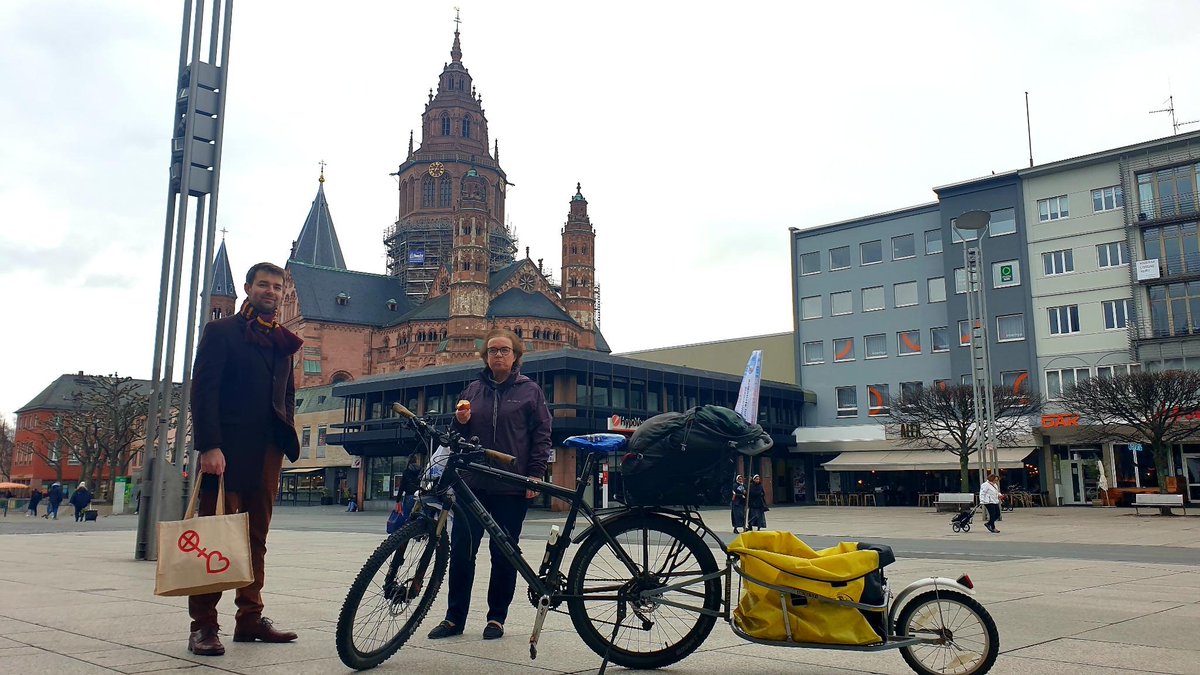 💯Benjamin ist morgen von 13 bis 15 Uhr am #Gutenbergplatz und macht für seine Doktorarbeit eine Umfrage zur #Mobilitätswende in #Mainz!
Dazu bekommt ihr bei ihm kostenlos unseren #Sattelschoner. Komm gerne vorbei, stimm ab, und hol dir einen Schoner! Wir freuen uns auf dich!