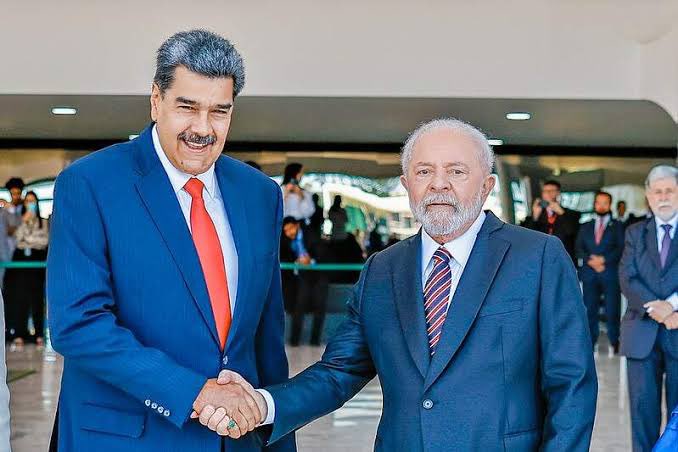 🚨URGENTE: Lula se reencontrou com Nicolás Maduro.

👉 O encontro entre o presidente Luiz Inácio Lula da Silva e o ditador venezuelano, Nicolás Maduro, ocorreu novamente durante a 8ª Cúpula da Comunidade dos Estados Latino-Americanos e Caribenhos (Celac) nesta sexta-feira, 1°, em