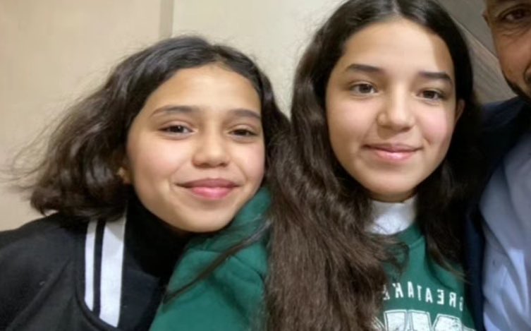 الأختين صبا وسما أبو سعد "نبض القلب" كما وصفهم والدهم، ارتقوا بقصفٍ صهيوني لمنزلهم مع والدتهم خلود ابو الخير.