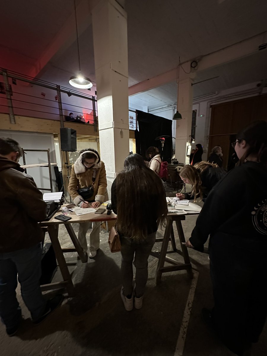 Avui hem estat amb la <a href="/carmerieramin/">carme riera🎗</a> a l’<a href="/asso_lamaca/">La MaCa</a>, al taller de fotografia per a joves en el marc del <a href="/fineartigualada/">FineArt Igualada</a> per conèixer el procés més bàsic i originari de la fotografia. Forma part d’un projecte que es diu «30 segons» de l’artista basc Asier Gogortza. Molt xulo!
