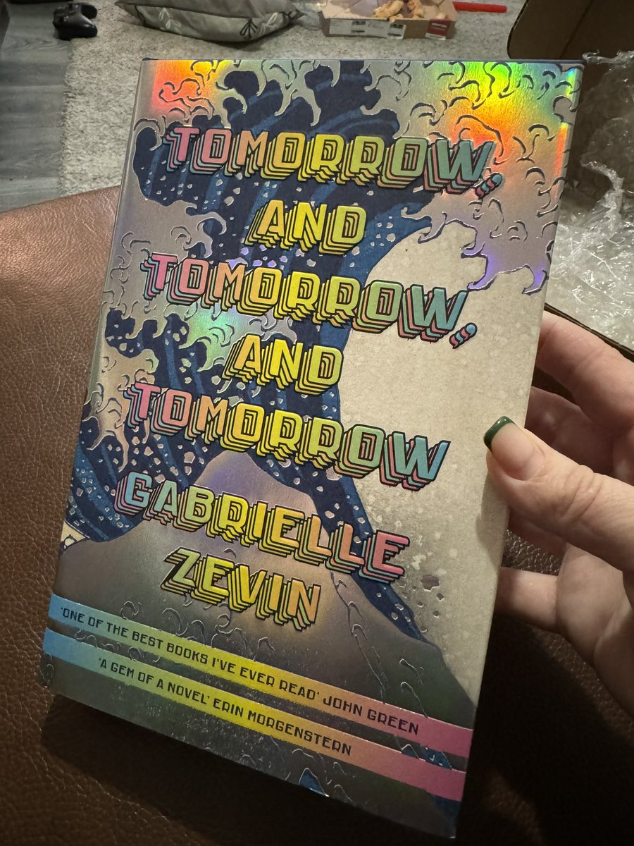 MrsGozz's tweet photo. When a special edition arrives after a hard week…. Just look at it 😻😻😻📚📚📚 #tomorrowandtomorrowandtomorrow https://t.co/OZegj5poEH