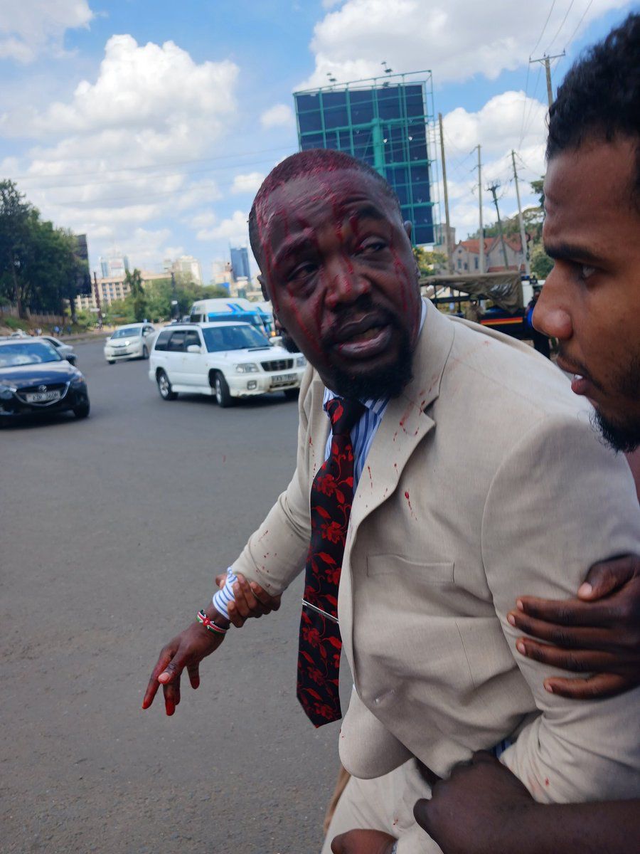 Haiti gangs be warned. If this is how Kenya police deal with a professional workers union officials who were having a peaceful procession near government ministry's gate like this, imagine what's gonna happen to you in those forests 😅 #KenyansForHaiti