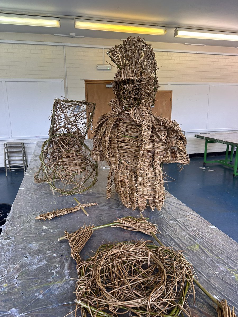 Lovely morning with the pupils and staff <a href="/MillfieldSchool/">Millfields Primary</a> <a href="/EdsentialUK/">Edsential</a> today. 27 year 4 pupils made a Roman soldier bust and shields #primaryart #artinprimaryschools #willow #willowsculpture #romans #sustainable #sustainableart #artist #handmade #craft #willowweaving #year4