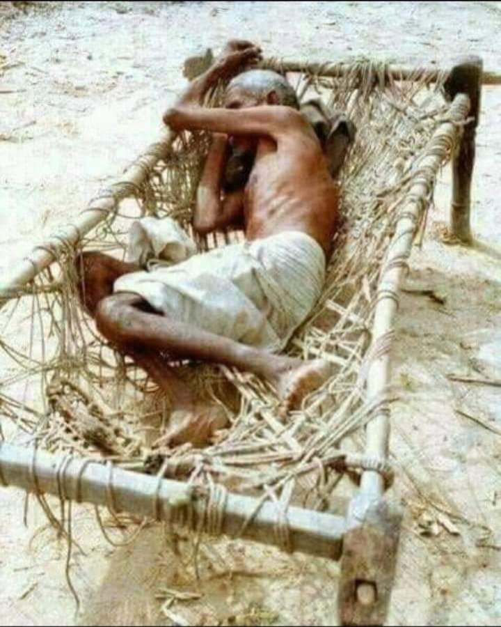 एक सूखा #पेड़ पड़ा है #अकेला आंगन में 
कौन कहता है सिर्फ बच्चे #अनाथ होते हैं