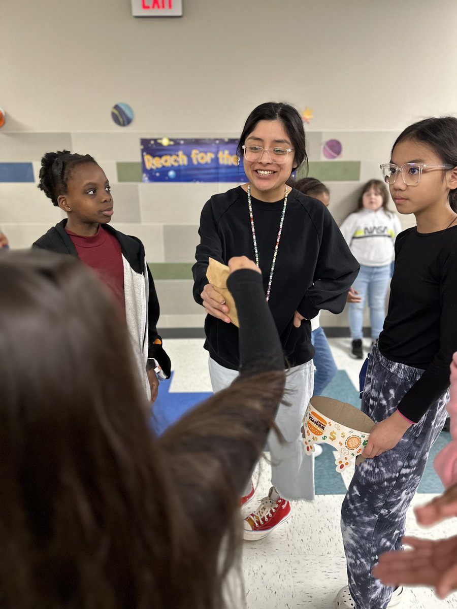 AlvinISD's tweet photo. Being part of the cart crew helps students build confidence and gives them a chance to interact with teachers from all grade levels while working together to brighten everyone’s day! #AllinAllDay https://t.co/FgT3RZ0oK2