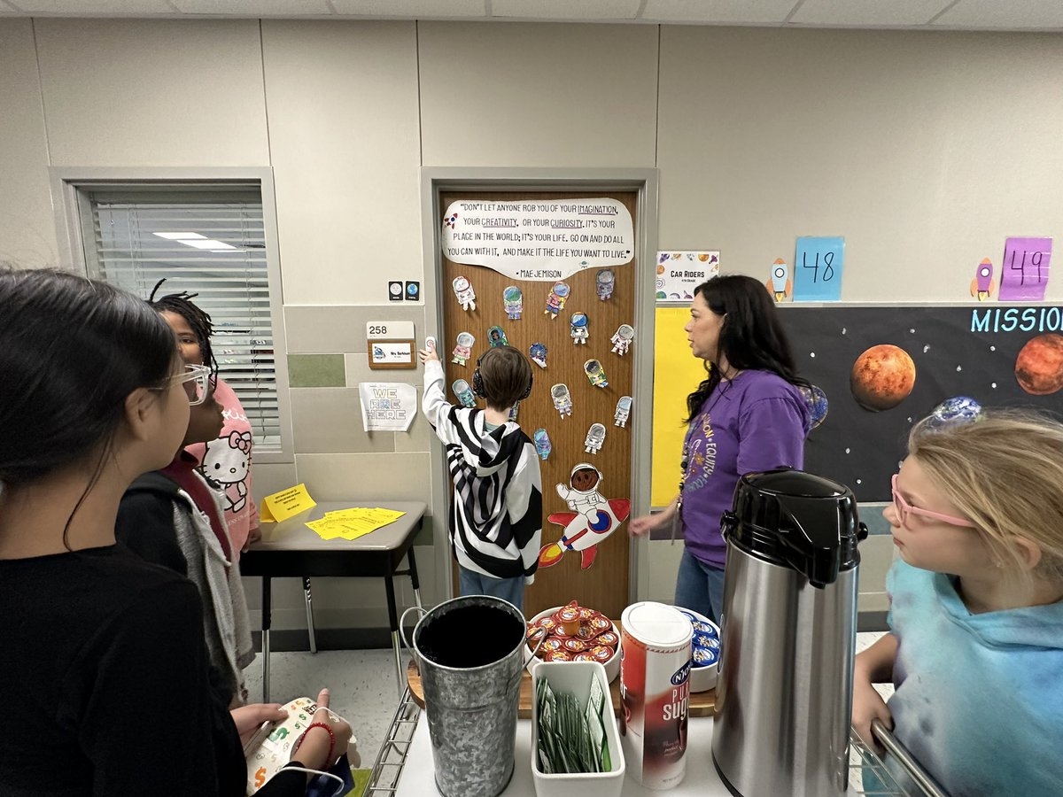AlvinISD's tweet photo. Being part of the cart crew helps students build confidence and gives them a chance to interact with teachers from all grade levels while working together to brighten everyone’s day! #AllinAllDay https://t.co/FgT3RZ0oK2