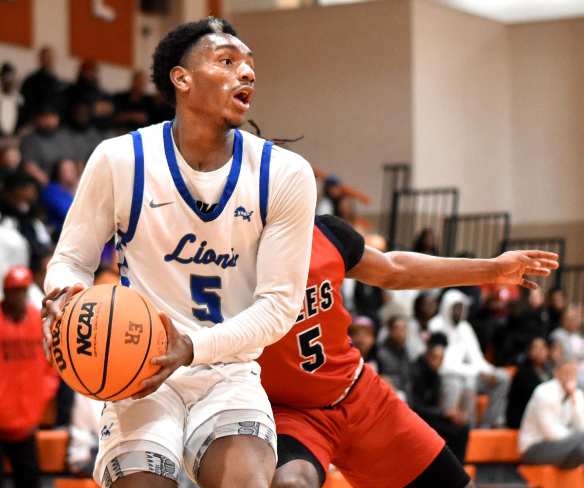 odom_33's tweet photo. @kendrickkklloyd moves inside for Red Bank Thursday against South Doyle in the 3-AAA championship game to an impressive 68-44 victory. https://t.co/n3UlEzMWkZ