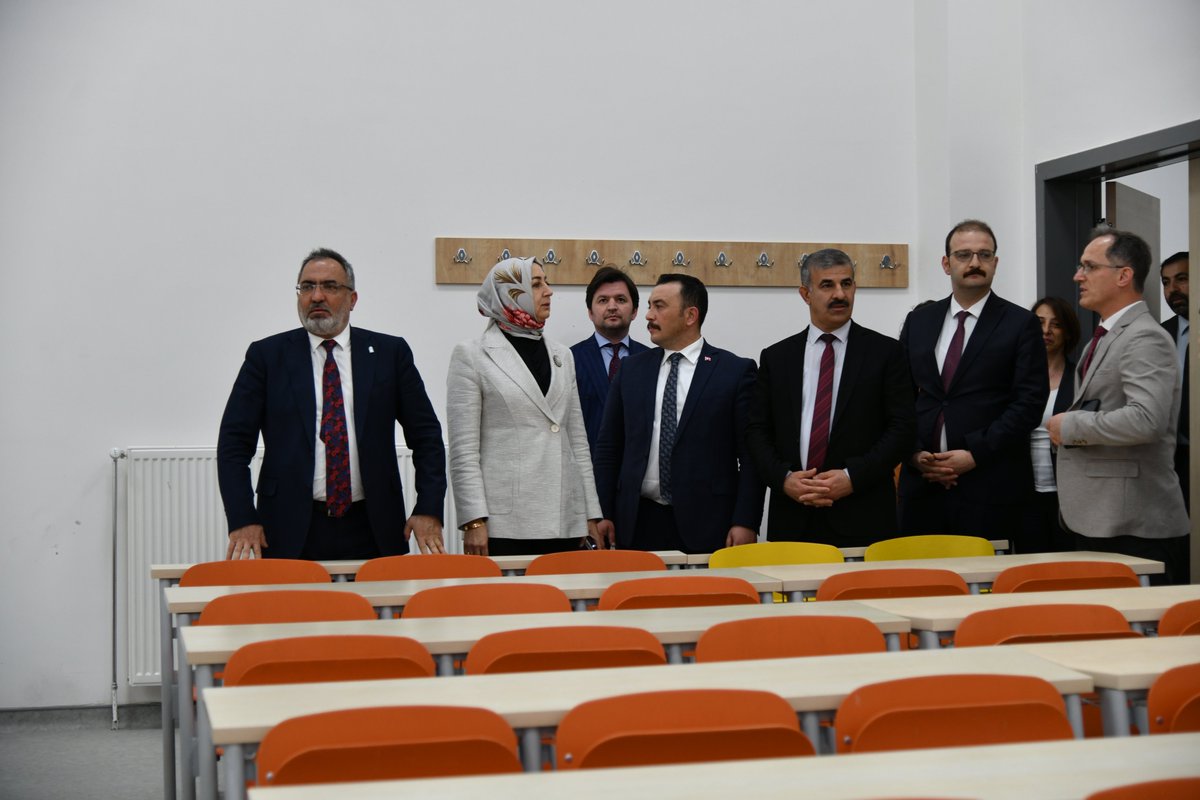 Yeni Hukuk Fakültesi binamızda incelemelerde bulunan Ankara Yıldırım Beyazıt Üniversitesi Rektörü Prof. Dr. Ali Cengiz Köseoğlu ve HSK Üyesi Aysel Demirel, öğrencilerimizin dersine konuk oldular.