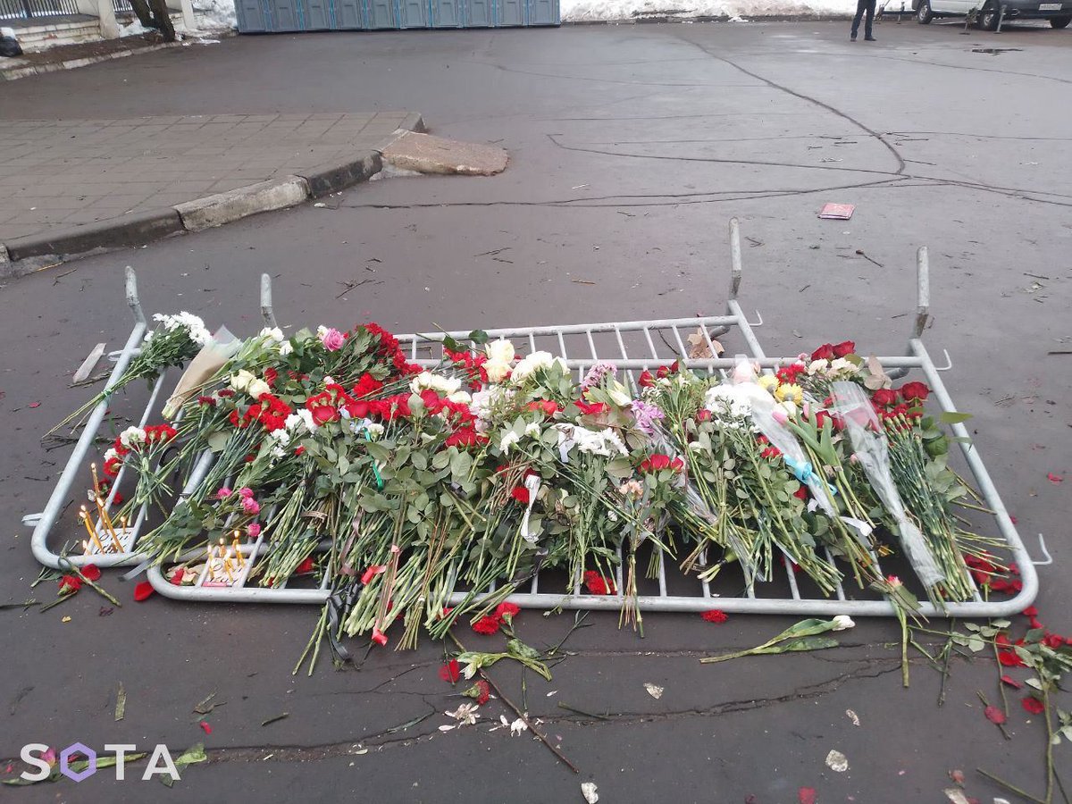 re_ahe's tweet photo. "Забор лежит, окна выбиты, в доме – никого". https://t.co/jL331BJ1DT