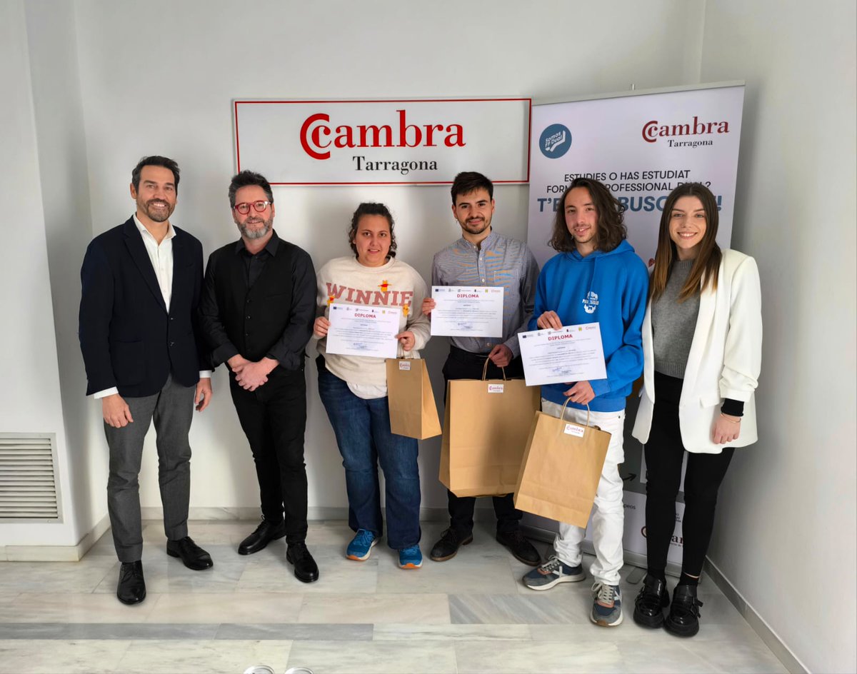 SomosFP_'s tweet photo. ¡BOMBAZO INFORMATIVO! 💣 #SomosFPDualTarragona cierra la semana anunciando su #EmbajadordelAño, Esteve Panisello, que competirá por el #PremioEmbajador2023 en la final nacional 💪 ¡Felicidades a los finalistas, Áxel Diéguez y Nora Prats, por su compromiso con #SomosFPDual!🥰 https://t.co/t5HuHLeMVl
