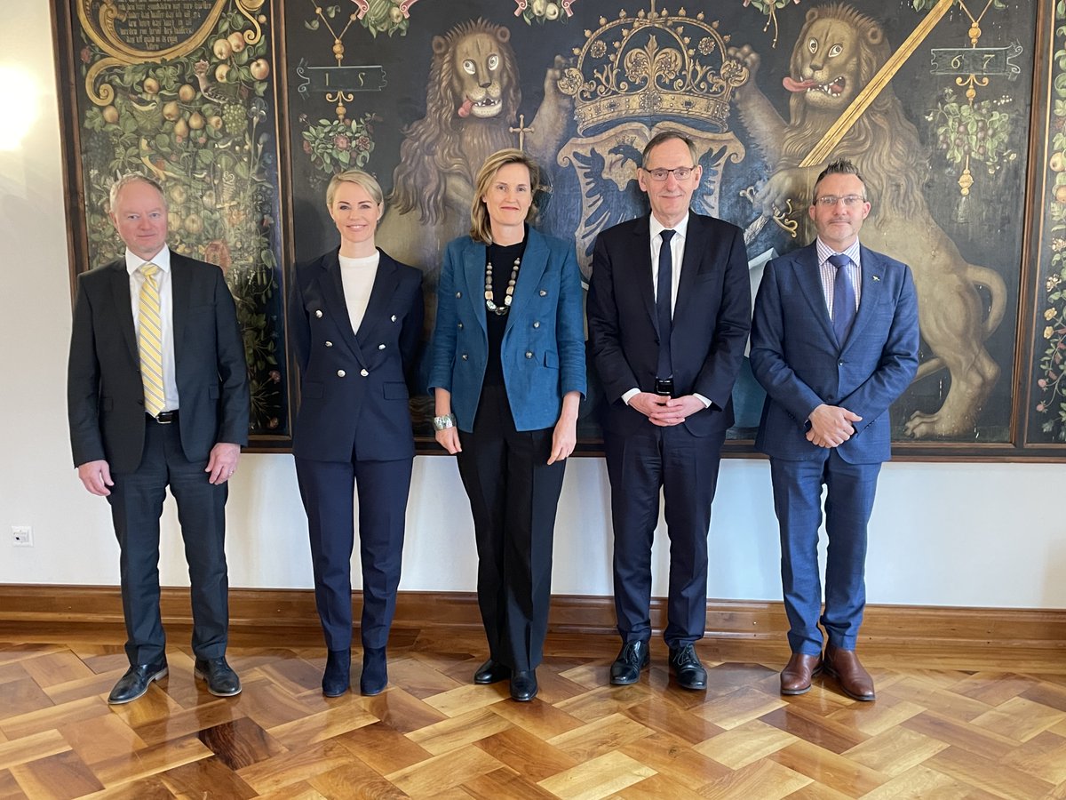 Offizieller Besuch der Botschafterin von Australien, Elizabeth Louisa Day, im Kanton Zürich

(v.l.n.r.): Peter Hösli, Stv. Staatsschreiber, Regierungsrätin Natalie Rickli, Botschafterin Elizabeth Louisa Day, Regierungspräsident Mario Fehr und Dylan Walsh, Stv. Missionschef