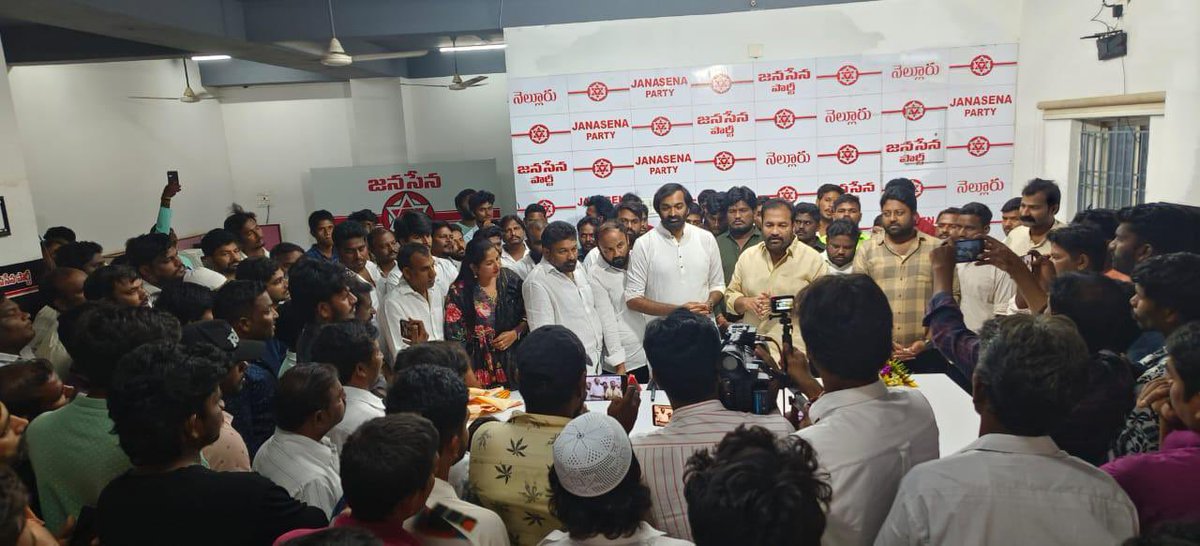 ManukranthReddy's tweet photo. తెలుగుదేశం ,జనసేన ఉమ్మడి అభ్యర్థిగా నెల్లూరు రూరల్ లో పోటీ చేయుచున్న ఎమ్మెల్యే కోటంరెడ్డి శ్రీధర్‌రెడ్డి గారు పొత్తు ధర్మం పాటించి జనసేన కార్యాలయానికి వచ్చి నెల్లూరు రూరల్ లో మద్దతు కోరటం జరిగింది. 

తెలుగుదేశం ,జనసేన ఉమ్మడి అభ్యర్థిగా పోటీ చేయుచున్న ఎమ్మెల్యే కోటంరెడ్డి శ్రీధర్‌రెడ్డి గారి గెలుపు కోసం కృషి చేస్తాము అని వారికి తెలపడం జరిగింది .

@PawanKalyan @mnadendla