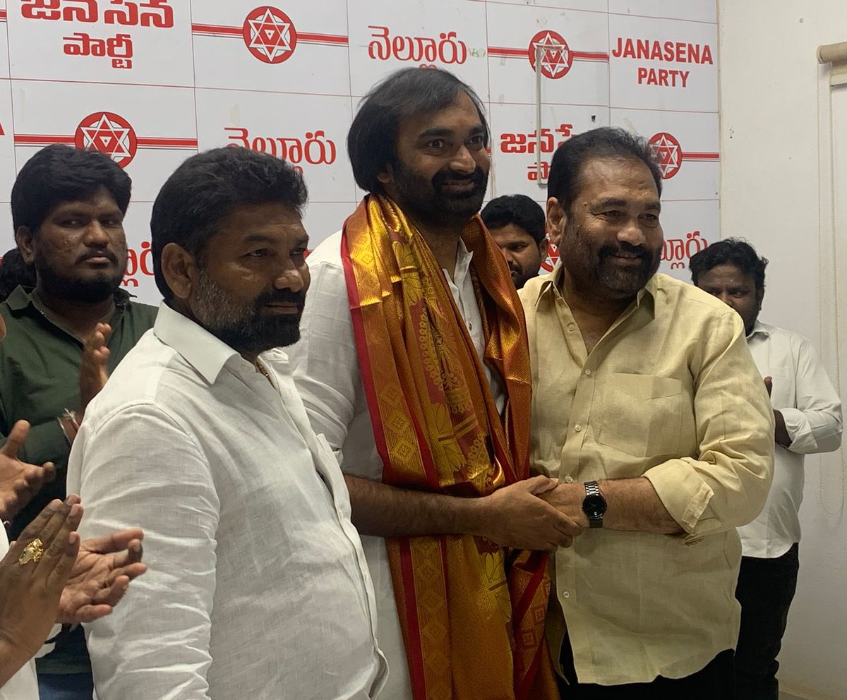 ManukranthReddy's tweet photo. తెలుగుదేశం ,జనసేన ఉమ్మడి అభ్యర్థిగా నెల్లూరు రూరల్ లో పోటీ చేయుచున్న ఎమ్మెల్యే కోటంరెడ్డి శ్రీధర్‌రెడ్డి గారు పొత్తు ధర్మం పాటించి జనసేన కార్యాలయానికి వచ్చి నెల్లూరు రూరల్ లో మద్దతు కోరటం జరిగింది. 

తెలుగుదేశం ,జనసేన ఉమ్మడి అభ్యర్థిగా పోటీ చేయుచున్న ఎమ్మెల్యే కోటంరెడ్డి శ్రీధర్‌రెడ్డి గారి గెలుపు కోసం కృషి చేస్తాము అని వారికి తెలపడం జరిగింది .

@PawanKalyan @mnadendla