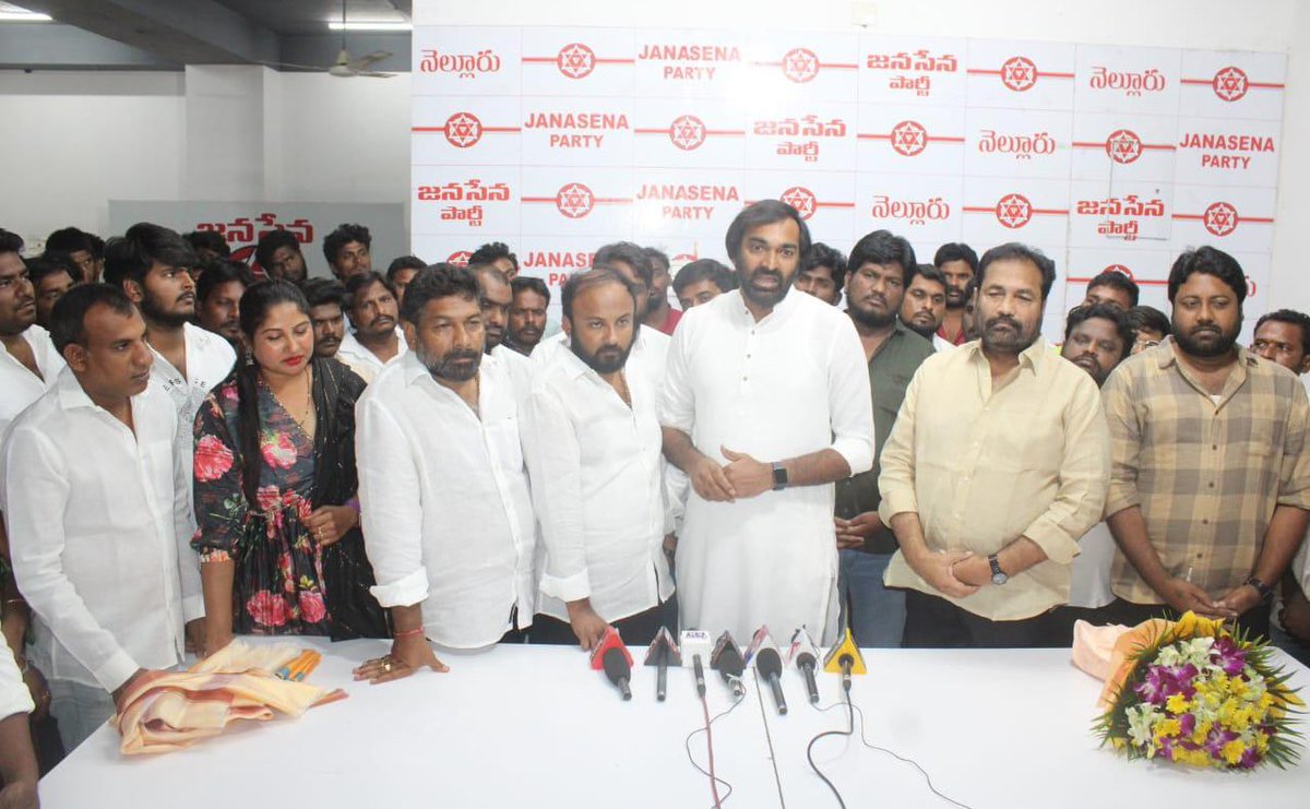 ManukranthReddy's tweet photo. తెలుగుదేశం ,జనసేన ఉమ్మడి అభ్యర్థిగా నెల్లూరు రూరల్ లో పోటీ చేయుచున్న ఎమ్మెల్యే కోటంరెడ్డి శ్రీధర్‌రెడ్డి గారు పొత్తు ధర్మం పాటించి జనసేన కార్యాలయానికి వచ్చి నెల్లూరు రూరల్ లో మద్దతు కోరటం జరిగింది. 

తెలుగుదేశం ,జనసేన ఉమ్మడి అభ్యర్థిగా పోటీ చేయుచున్న ఎమ్మెల్యే కోటంరెడ్డి శ్రీధర్‌రెడ్డి గారి గెలుపు కోసం కృషి చేస్తాము అని వారికి తెలపడం జరిగింది .

@PawanKalyan @mnadendla