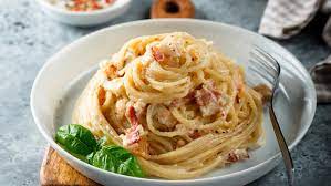 Espaguetis aglio e olio: prepara el espagueti🍝(½ k) y, aparte, fríe 11 ajos🧄 picaditos en 4 cdas. aceite de oliva. Al comenzar a dorar, agrega 2 cdas. de paprika, revuelve, deja dorar y agrega a la pasta escurrida. Mezcla todo y sirve con queso parmesano😋. ¡Delicioso😍!