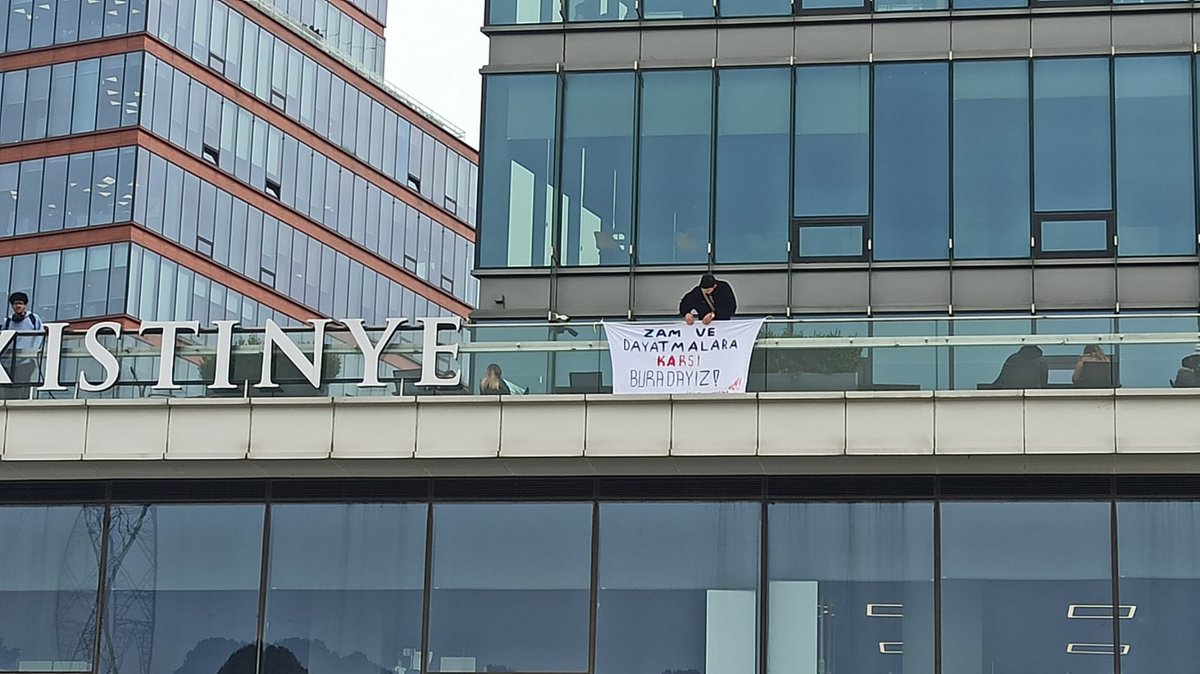 TipliOgrenciler's tweet photo. İstinye Üniversitesi öğrencileri olarak süregelen keyfi zamlar ve dayatmalara karşı yeter diyoruz!  

Okul servislerimiz için ücret talep edilmeye başlanmasını kabul etmiyoruz ve bu kararın derhal iptal edilmesini talep ediyoruz. Öğrenciler olarak zamlara, baskılara karşı hep beraber el eleyiz, bütün dayatmalarınız son bulacak!
