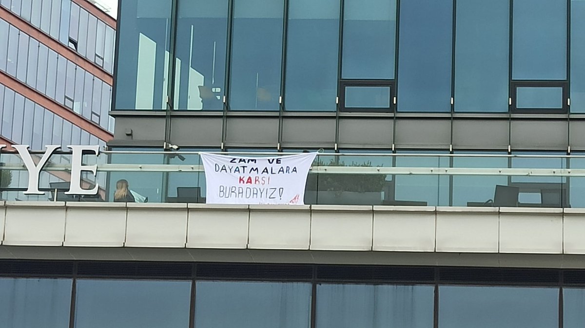 TipliOgrenciler's tweet photo. İstinye Üniversitesi öğrencileri olarak süregelen keyfi zamlar ve dayatmalara karşı yeter diyoruz!  

Okul servislerimiz için ücret talep edilmeye başlanmasını kabul etmiyoruz ve bu kararın derhal iptal edilmesini talep ediyoruz. Öğrenciler olarak zamlara, baskılara karşı hep beraber el eleyiz, bütün dayatmalarınız son bulacak!