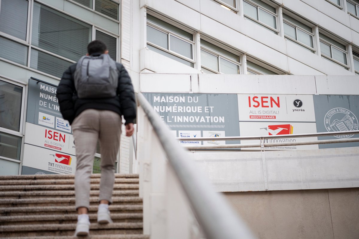 #INNOVATION | La FREMM Provence a challengé les étudiants de @isenmed lors de l’« Innovation Week », sur l’exploitation des données dans un contexte opérationnel. Leur mission : proposer aux marins des applications autour du Data Hub Embarqué (DHE).