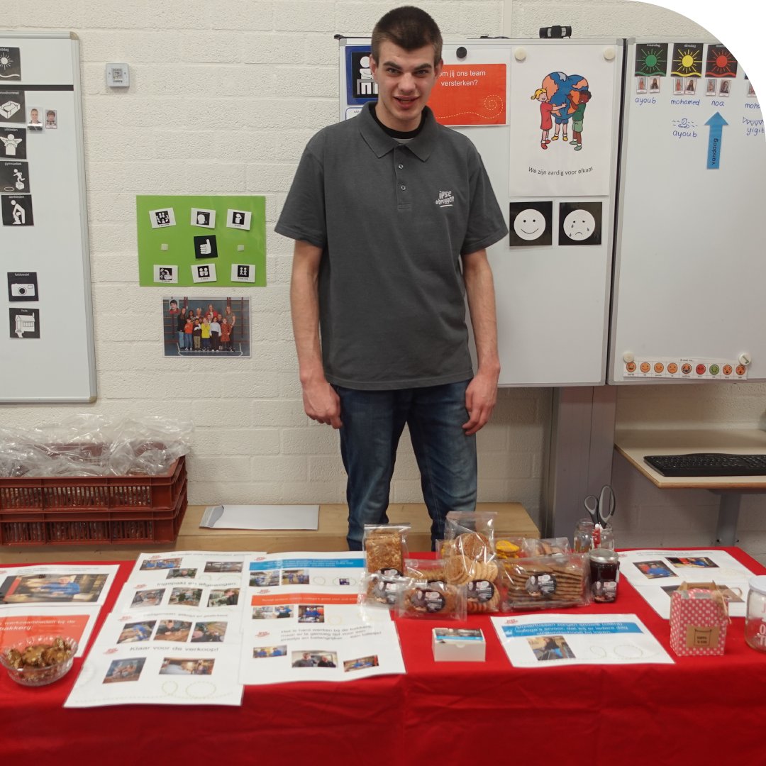 Op 28 februari waren we bij de informatieavond "DAGBESTEDING/Werk" van HermanBroerenschool/college Westland in Naaldwijk. We stelden dagbestedingslocaties zoals Het WerkPalet en Het Blauwe Hek voor. De avond was gericht op VSO-ouders en leerlingen. Het was een geslaagde avond! 👏