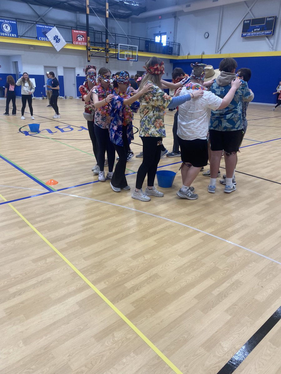 Human snake time! 🐍#AdvisoryOlympics #TravlinMiles