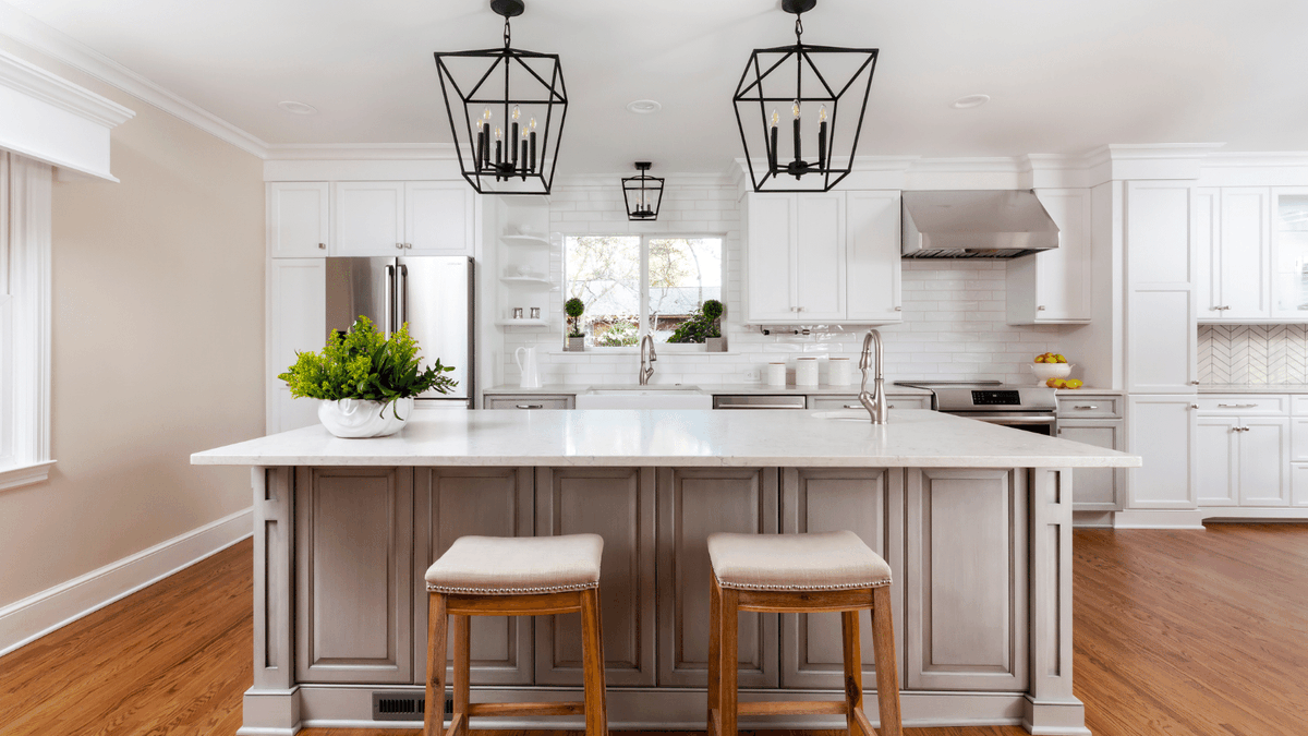 KettlerDesign's tweet image. Trying to decide between two tiles? Maybe you should use both!  📸 by Jim Schmid Photography ✫ Featuring Touchstone Fine Cabinetry ✫ tile from @crsvillestudios @WalkerZanger ✫ J. Landon Decorative Lighting #loveyourkitchen #karenkettlerdesign