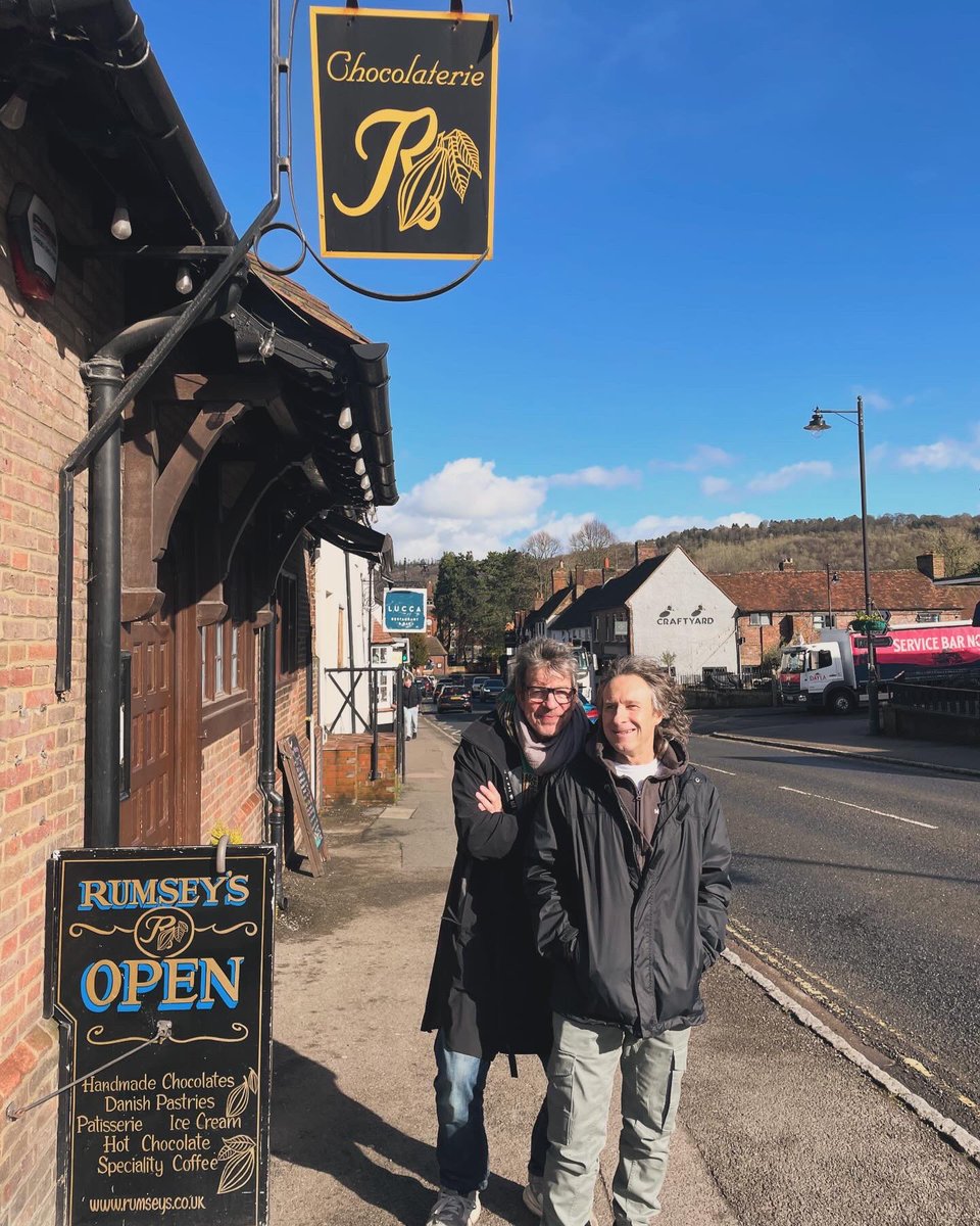 Today is a big day. I’m 2 weeks post op and been at home 9 days. So I now have to walk 20 minutes a day. For today’s walk we went to Wendover popped in on @alittlebirdtoldmegallery and also bumped in @robinboultgtr for coffee and cake at @rumseyschocolates yum. Now for a nap 💤😎