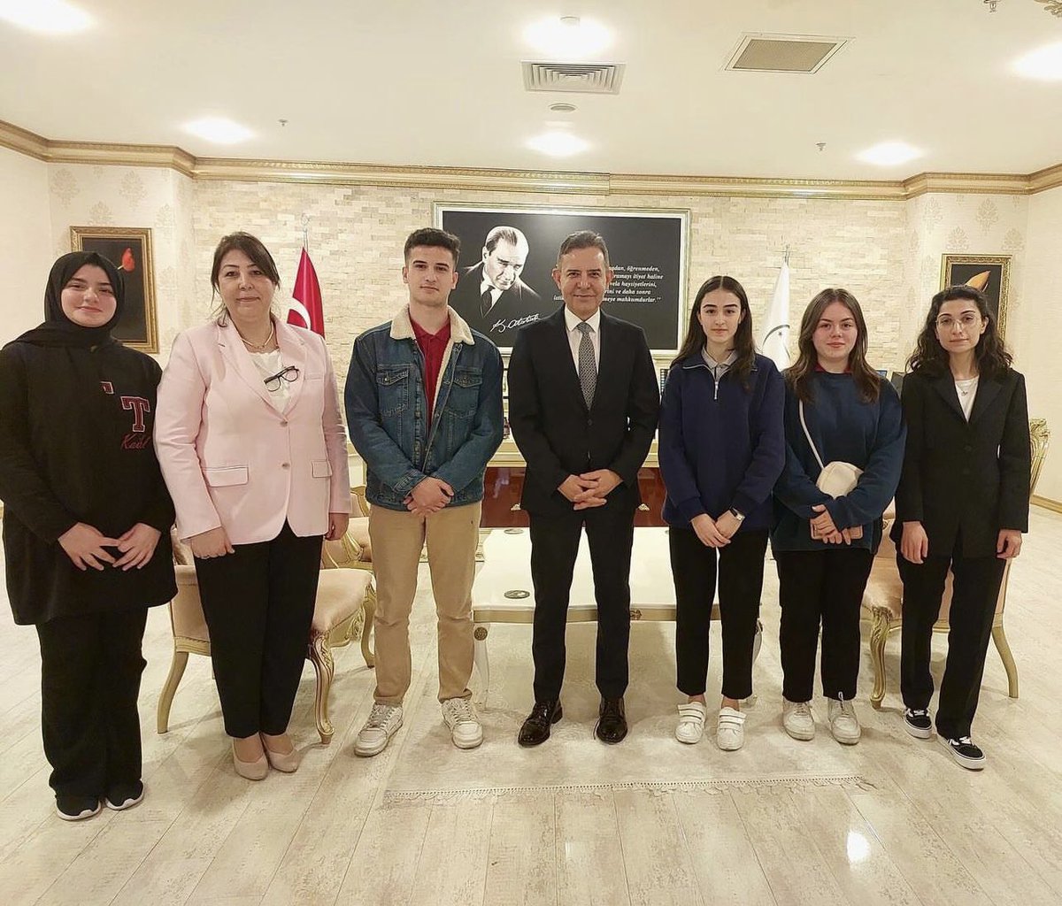 Şube Müdürümüz Nilüfer İNAN ve İlçe Öğrenci Meclisi, Kaymakamımız Sn.Süleyman ÖZÇAKICI’yı makamında ziyaret etti. 

<a href="/tcmeb/">Millî Eğitim Bakanlığı</a> @esenlerkaymakamligi <a href="/istanbulilmem/">İstanbul İl Millî Eğitim Müdürlüğü</a>