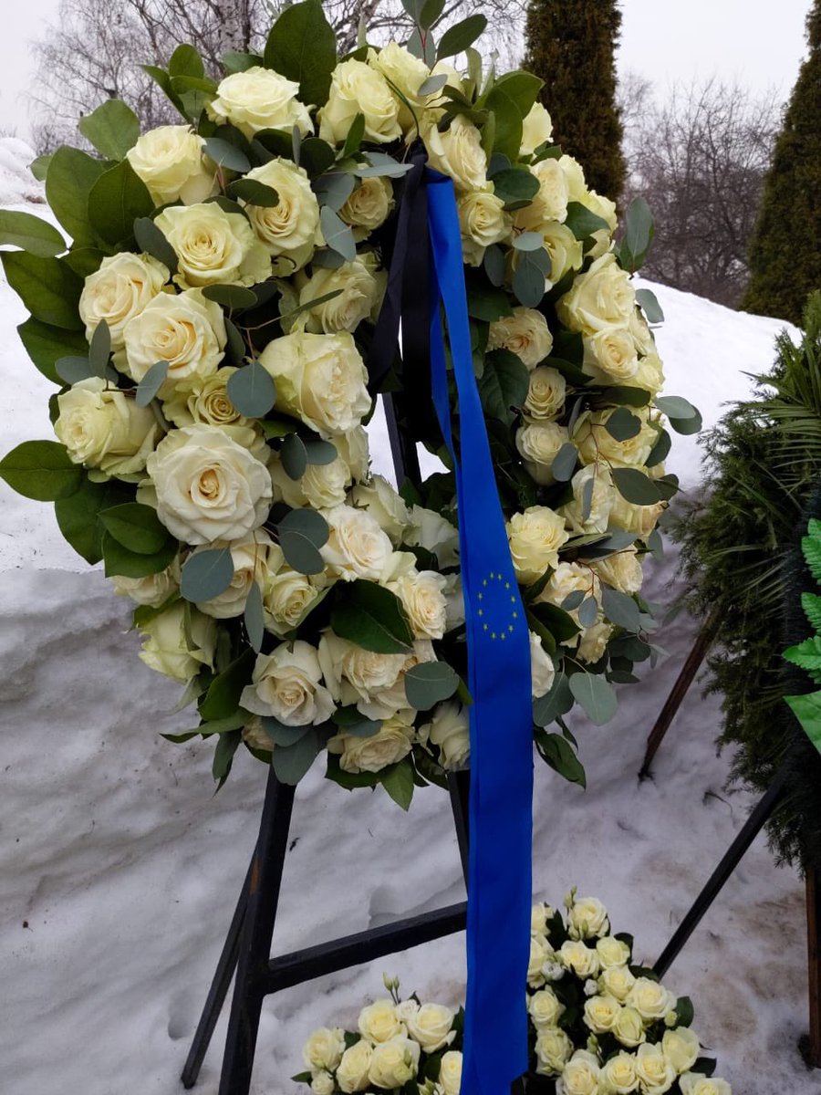 🇪🇺Ambassador to🇷🇺R.Galharague and 🇪🇺diplomats laid flowers at the grave of <a href="/navalny/">Alexey Navalny</a>.

An endless stream of people is coming to bid farewell to the politician.

Our thoughts are with his family and the 🇷🇺people. This afternoon they were chanting "🇷🇺will be free". May it come true.