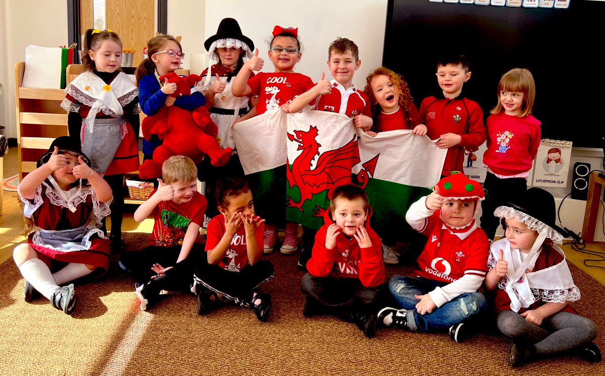 RyfMelyn21's tweet photo. Happy Saint David’s Day from us all in Dosbarth Melyn 🏴 🌼 #TeamRyF #DyddGŵylDewiHapus @rhosyfedwen https://t.co/p7GvJ7OV4E