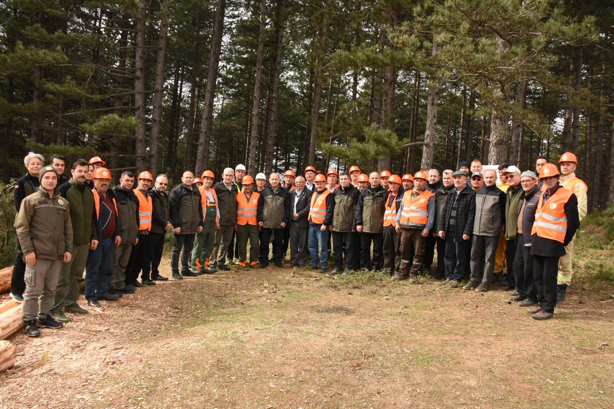 #YeşilVatan'ı muhafaza etmenin yanı sıra ormanlarımızdan sürdürülebilir şekilde istifade etmek de sorumluluklarımız arasında. 

Bursa Orman Bölge Müdürlüğümüzde üretim çalışmalarını ve ormandan depoya teknolojik takip olanağı sağlayan Barkod sistemini inceledik.