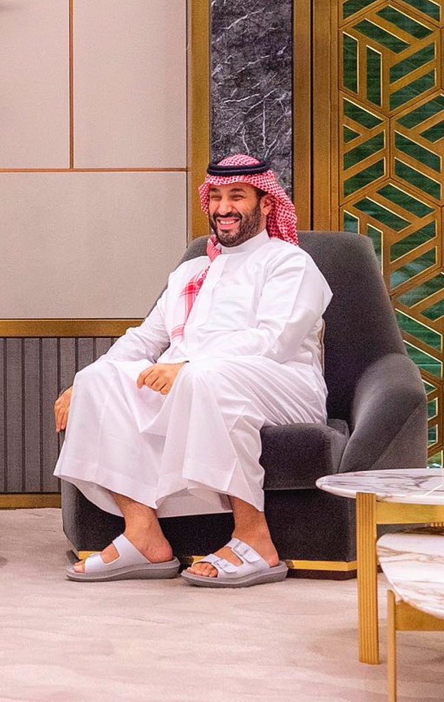 والله اني في مُحيّا وجهك الطاهر أماري
وكل شخص يمرني عقبك أمرّه و أتعدّا .