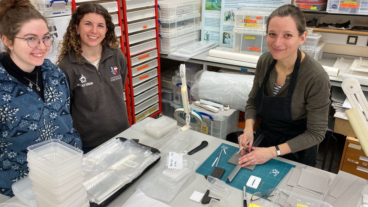 And speaking of Burghead, one of our UG students, Lily , found this lovely little bone pin working through the faunal assemblages. Our conservator Julie Masson-Maclean showed Lily and Vada how to box up to prof standards! #pict @HistEnvScot @LeverhulmeTrust @ScotArchStrat