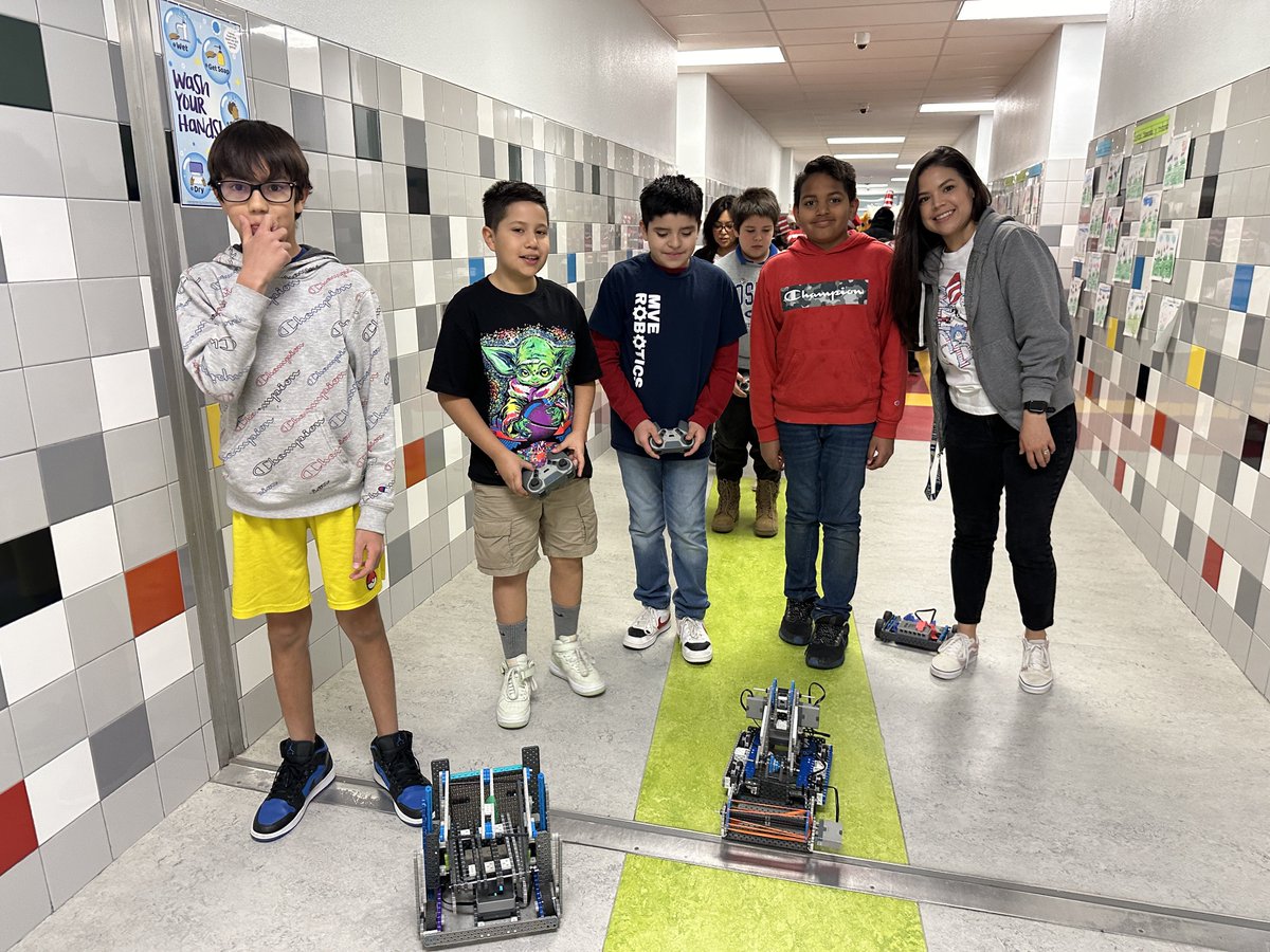 MveLibrary's tweet image. Robotics team in action on our parade!! @ortega_mve @GLuceroTech @MTapiaClintTech @EDTech_CISD @EDTech_CISD @JDavisMVE @es_regarrido