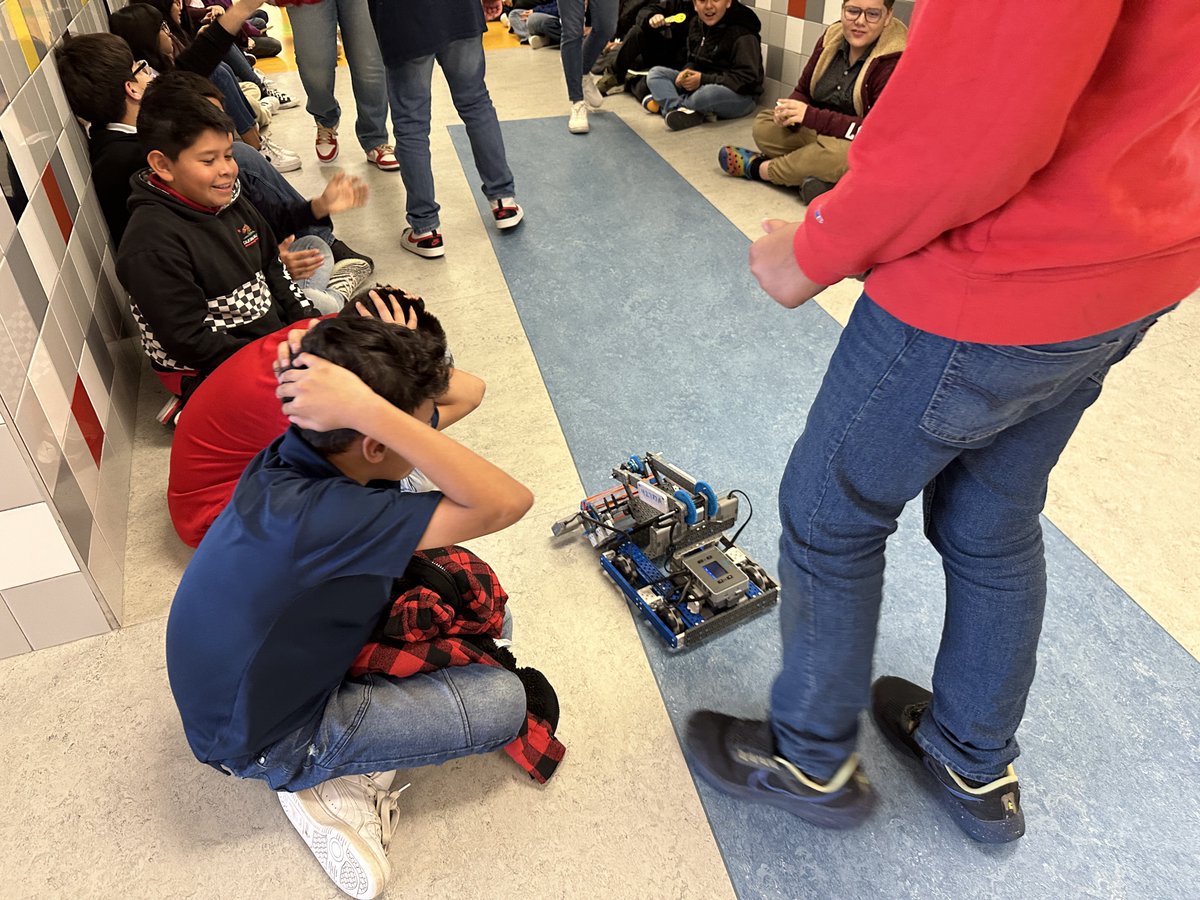 MveLibrary's tweet image. Robotics team in action on our parade!! @ortega_mve @GLuceroTech @MTapiaClintTech @EDTech_CISD @EDTech_CISD @JDavisMVE @es_regarrido