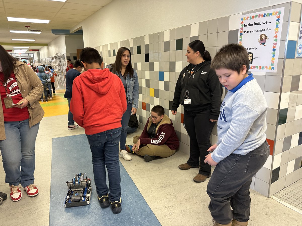 MveLibrary's tweet image. Robotics team in action on our parade!! @ortega_mve @GLuceroTech @MTapiaClintTech @EDTech_CISD @EDTech_CISD @JDavisMVE @es_regarrido
