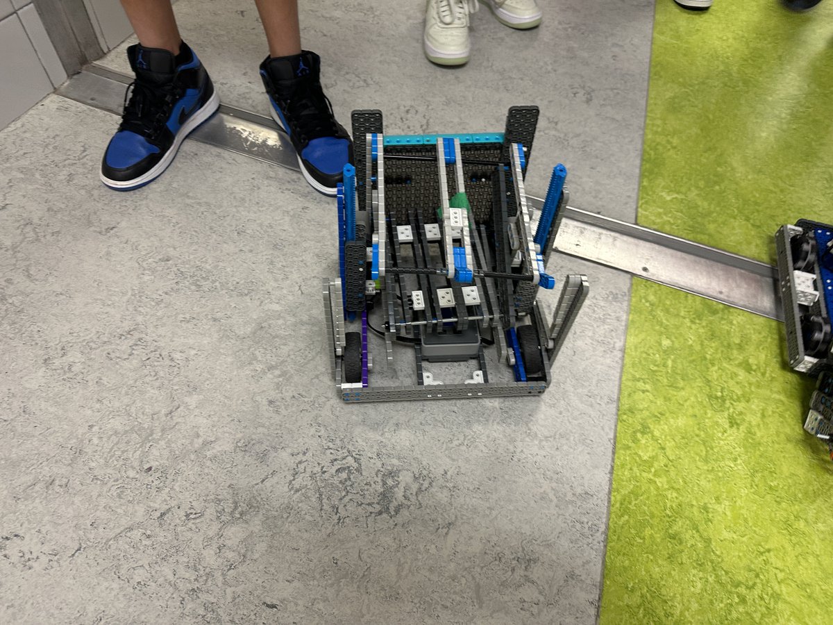 MveLibrary's tweet image. Robotics team in action on our parade!! @ortega_mve @GLuceroTech @MTapiaClintTech @EDTech_CISD @EDTech_CISD @JDavisMVE @es_regarrido