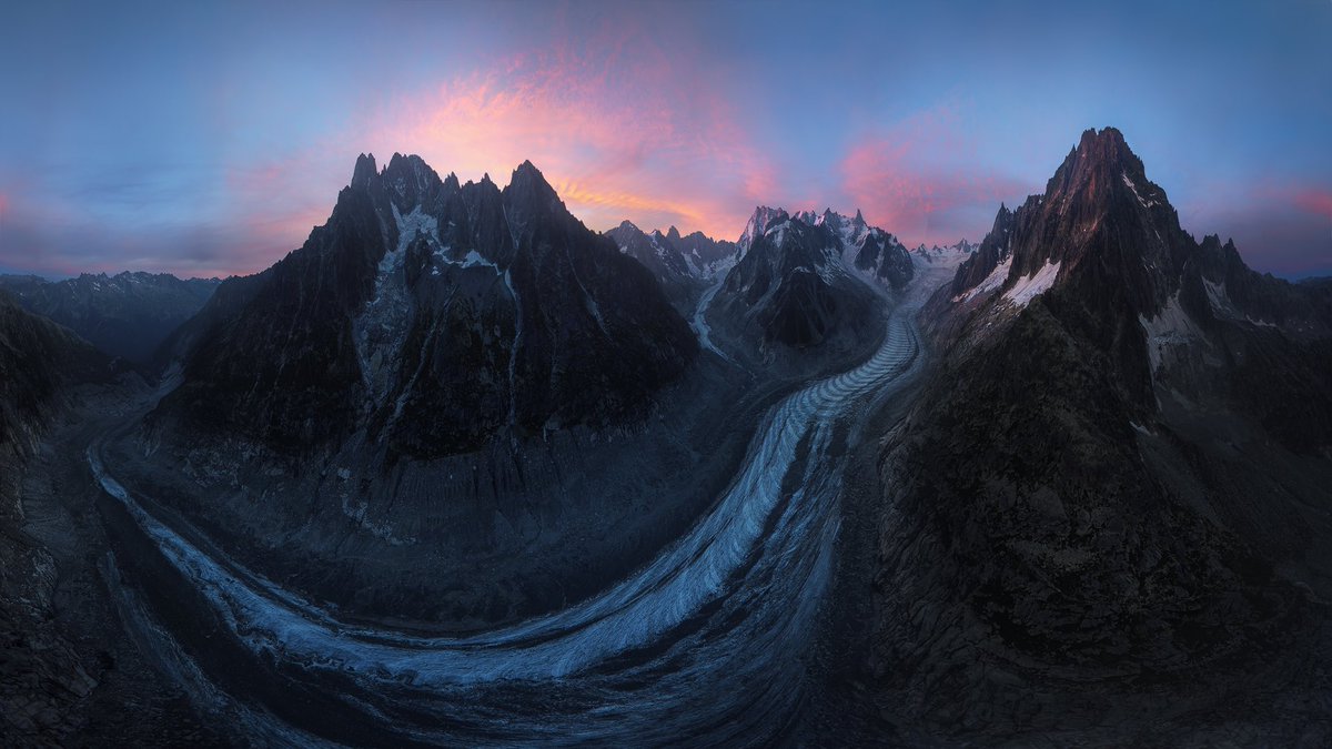 📍an impressive and beautiful view of a Glacier in the French Alps