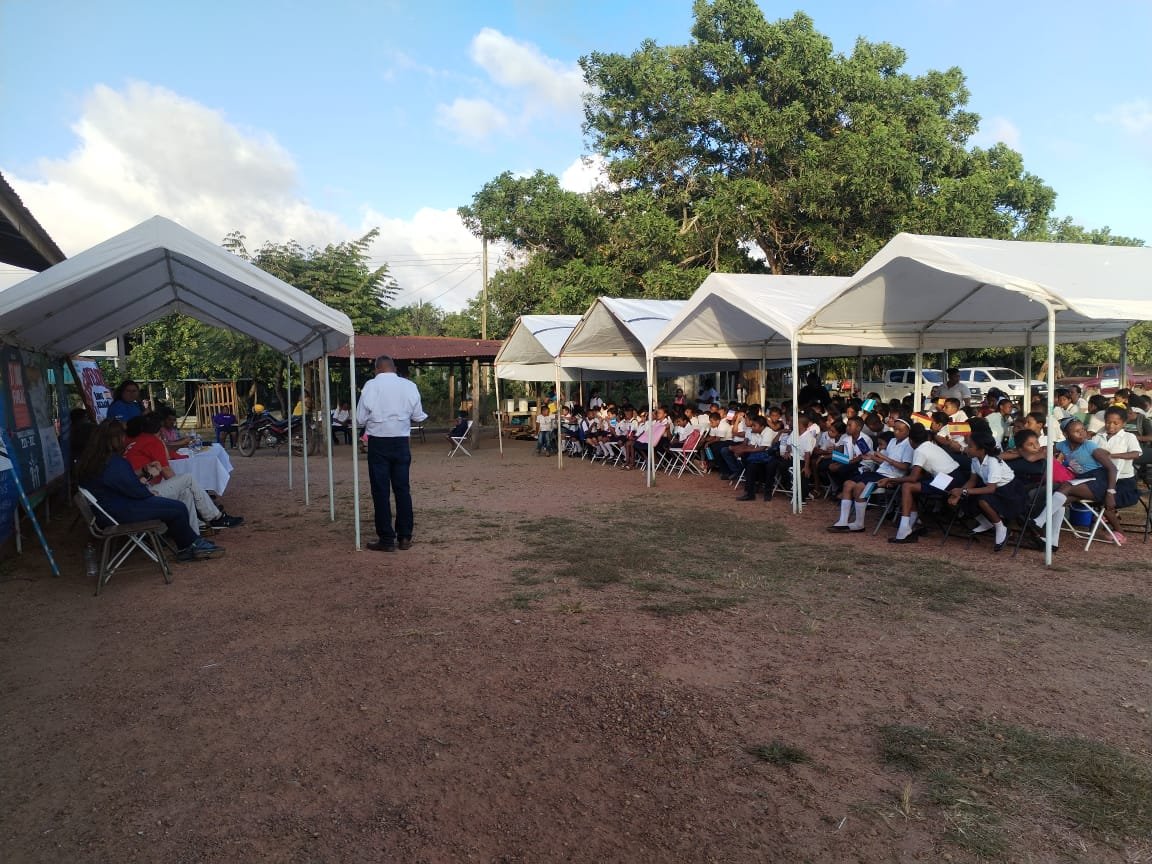 UEenHonduras's tweet photo. Junto a @WFP_es, conocimos sobre el Programa Nacional de Alimentación Escolar en el Centro Escolar Miguel Petters Pérez de #PuertoLempira. "La alimentación escolar es de suma importancia para nuestro sobrevivir diario" expresó una de las alumnas. https://t.co/TgaTY8zLz0
