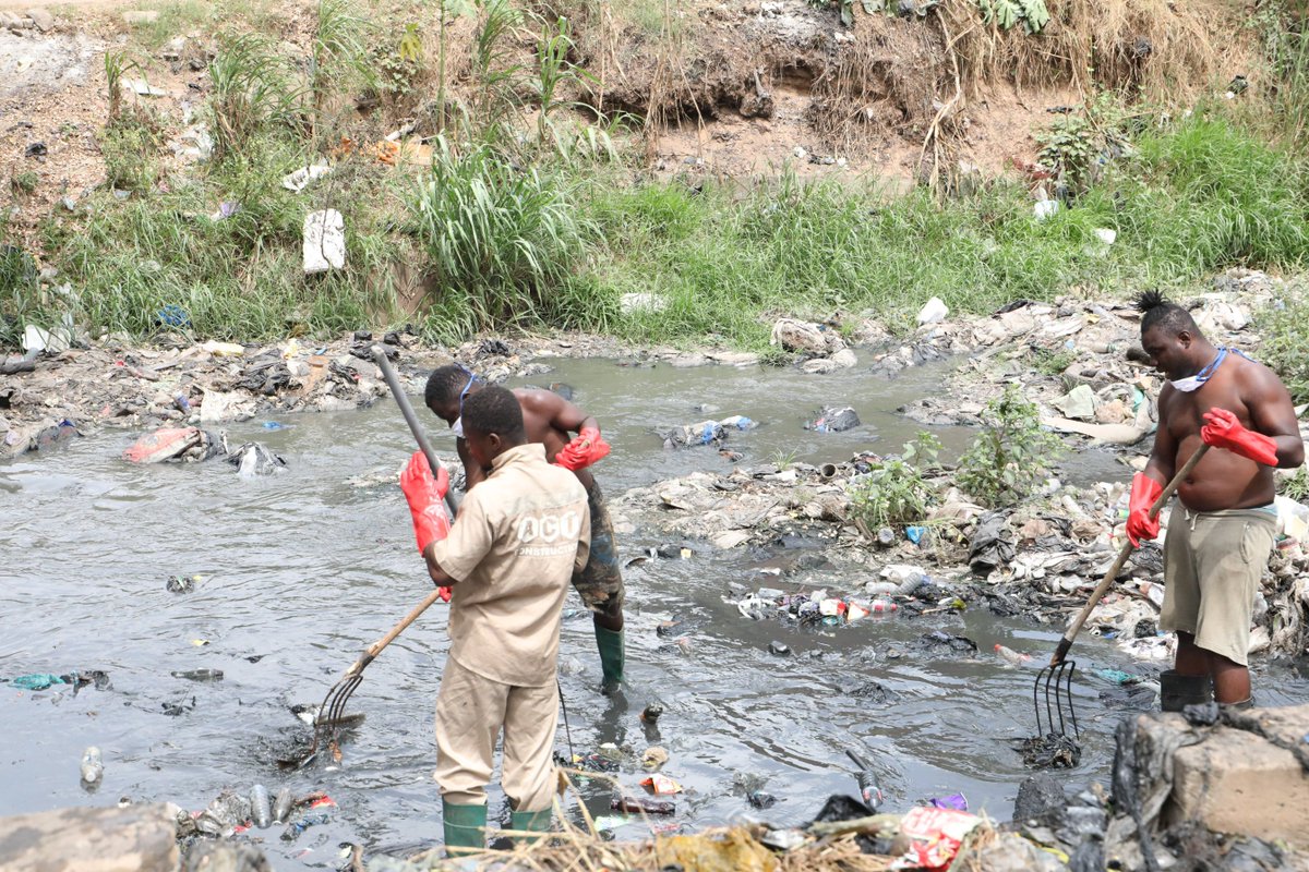 garidaccra's tweet photo. "Joining forces for a resilient Accra! The GARID Project in partnership with Korle Klottey Municipal Assembly, aims to clear the way for smoother water flow, reducing flood risks. Let's step up, rethink waste disposal, and build a stronger, safer Accra! #MediaGeneral #Hayford https://t.co/jIKZJvVElX