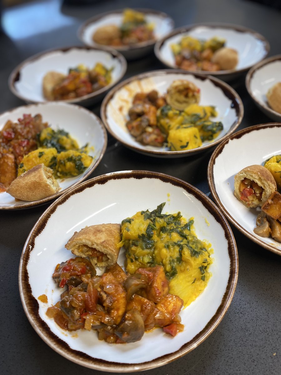 Our newly-trained Migrateful chefs began teaching their first cookery demonstrations to a public audience this week! Here, Charity is showing participants how to prepare her delicious Mushdodo (fried plantains with mushrooms), yam porridge and Nigerian vegetable pies 🤩